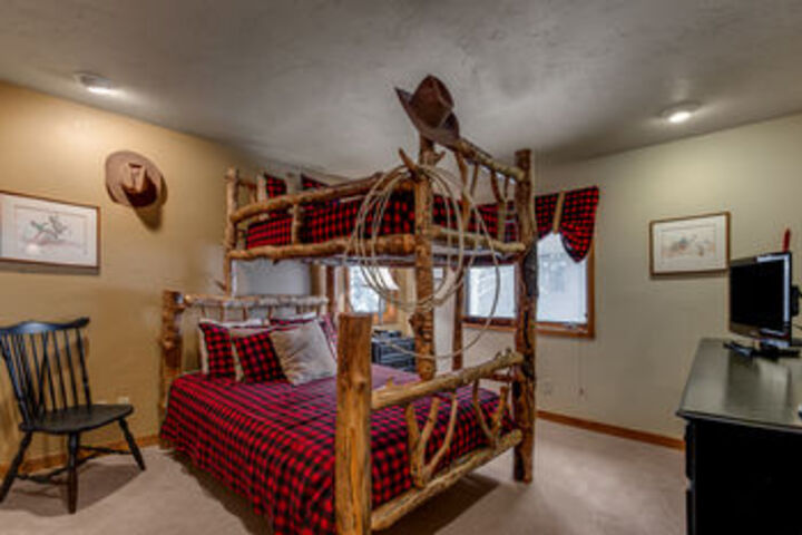 Room 9 of 13