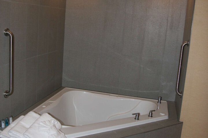 1 King Bed (3 of 16)