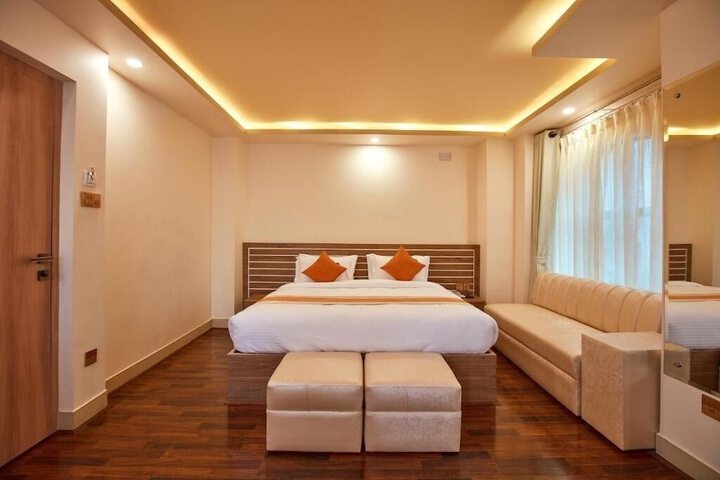Room 4 of 9