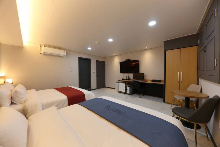 Room 10 of 100