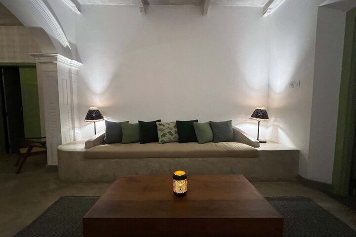 Lounge 63 of 79