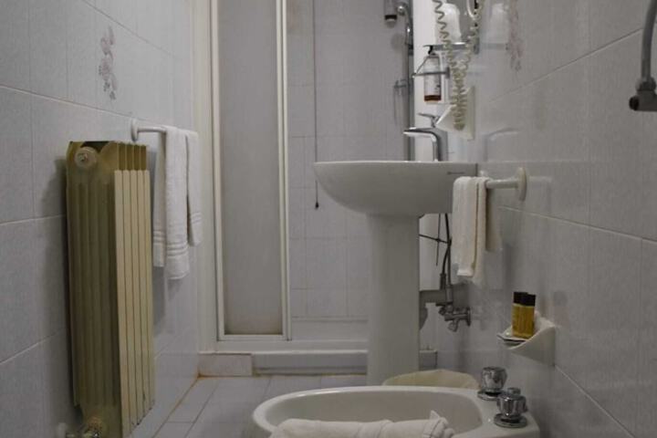 Room 15 of 33