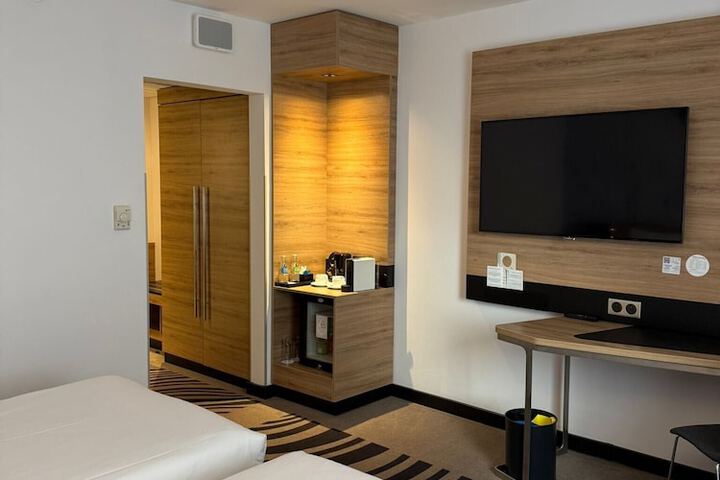 Room 15 of 82