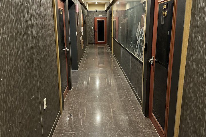 Room 8 of 19