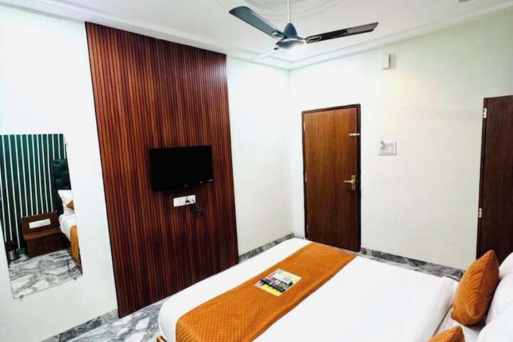 Room 4 of 30