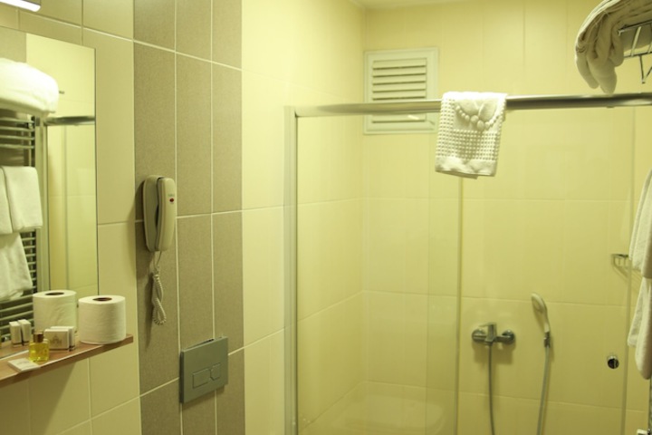 Room 16 of 44