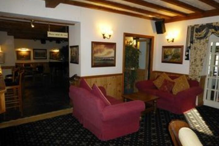 Lounge 33 of 45