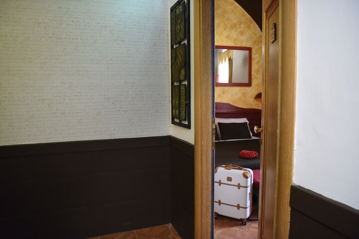 Room 32 of 100
