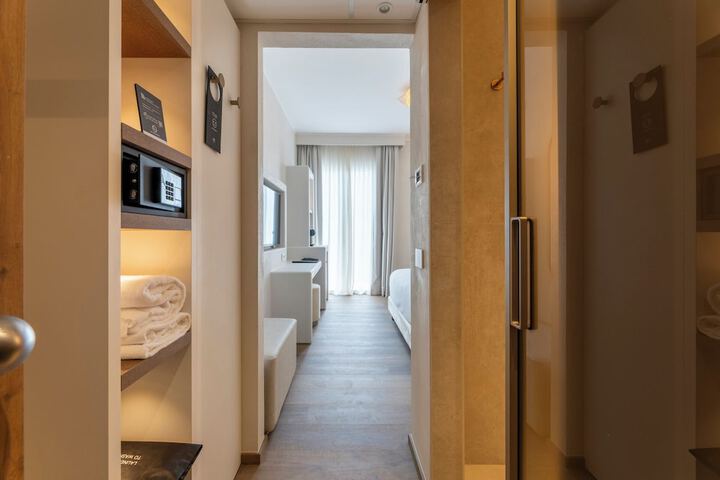 Room 44 of 90