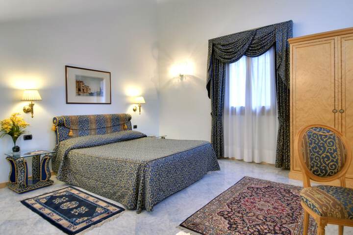 Room 4 of 16