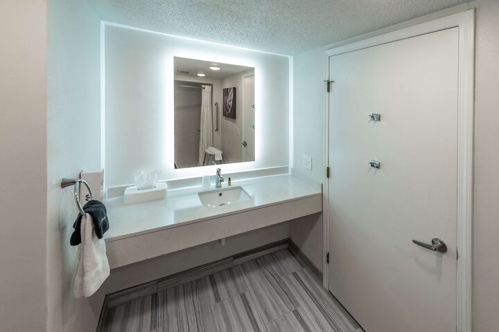 1 King Bed Exercise Bike Microwave, Refrigerator Walk in Shower Full Breakfast (11 of 30)