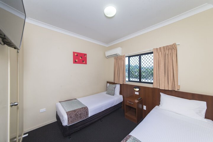 Room 4 of 74