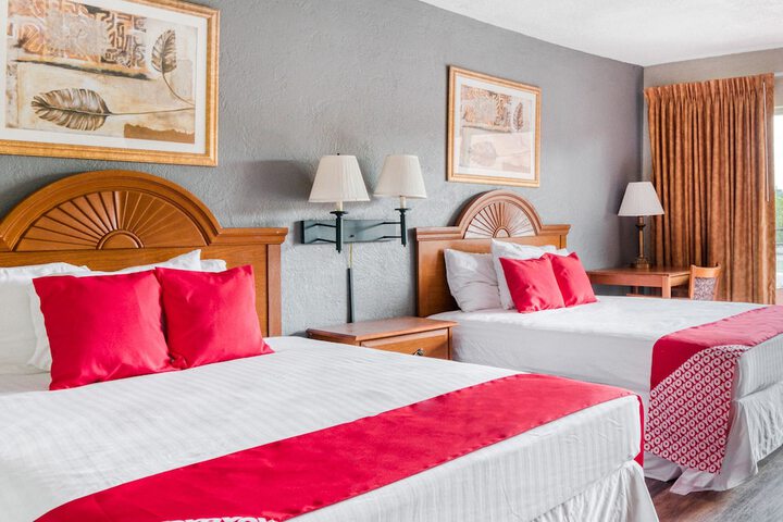 2 Queen Beds (5 of 10)