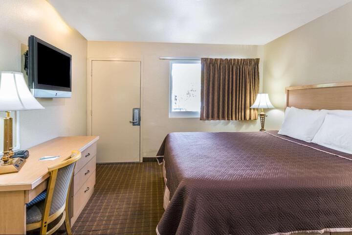 King Room with Roll in Shower Disability Accessible (4 of 7)
