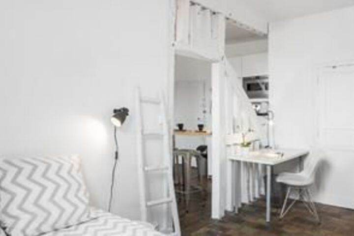 Room 8 of 11