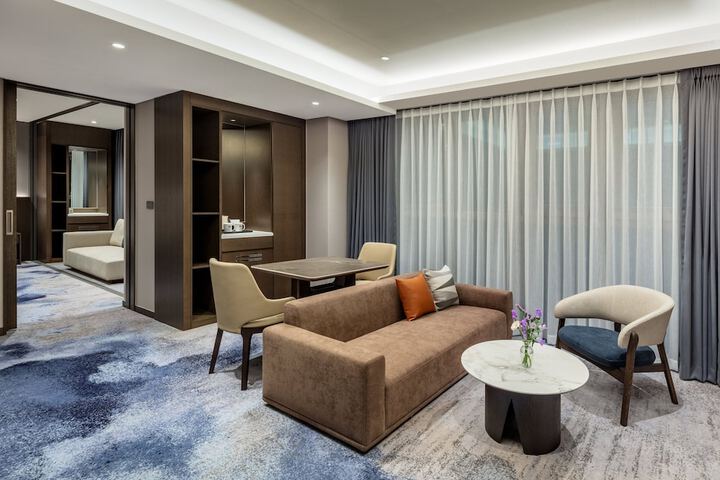 Room 10 of 27