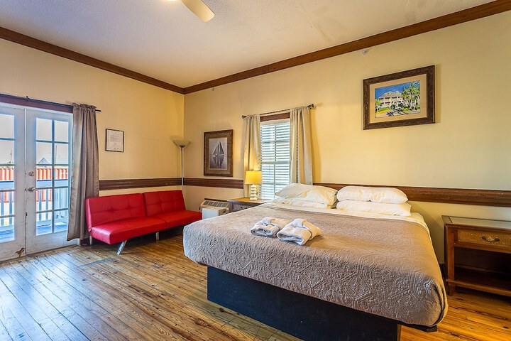 Room 25 of 76