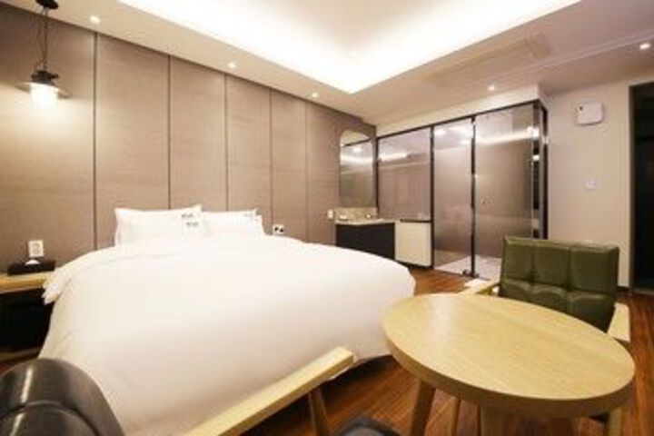 Room 13 of 27