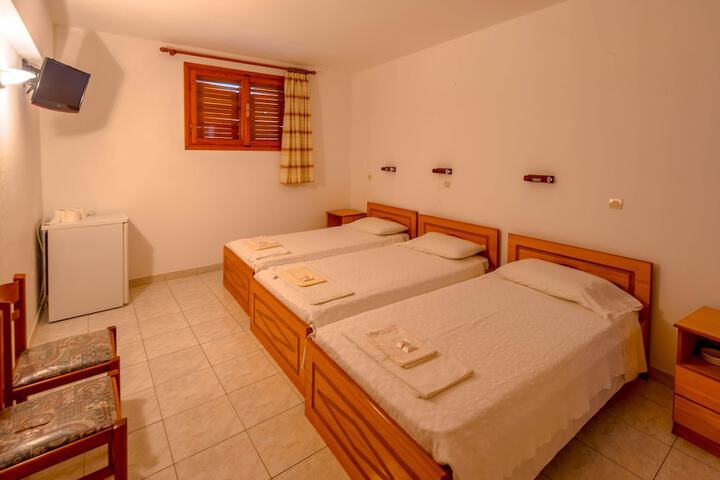 Room 9 of 33