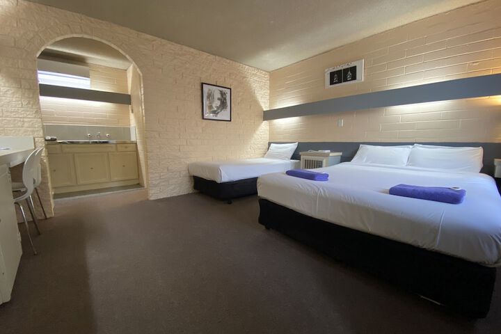 Room 4 of 36
