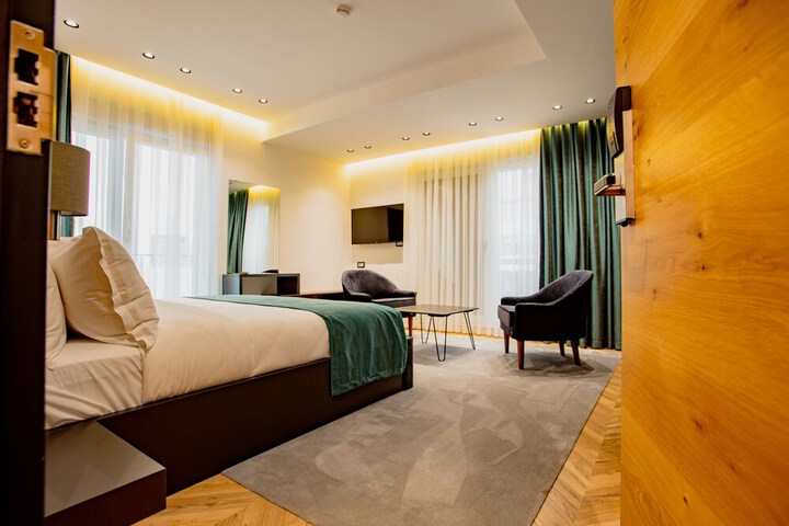 Room 16 of 37