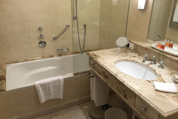 Room 90 of 233