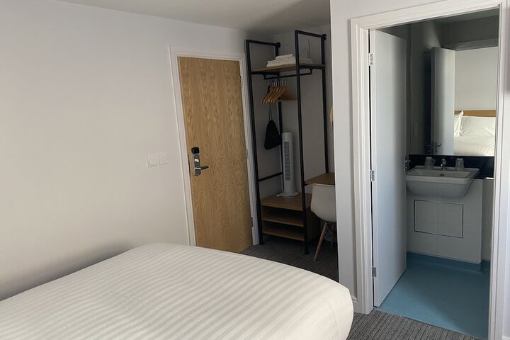 Room 32 of 102
