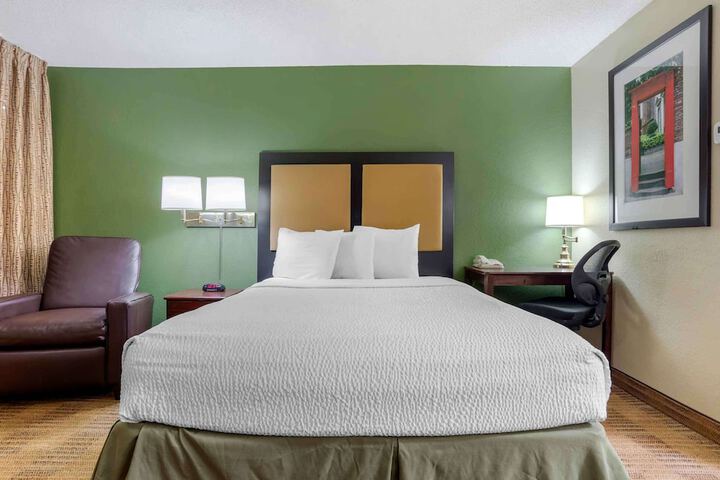 Queen Bed Kitchen (2 of 6)