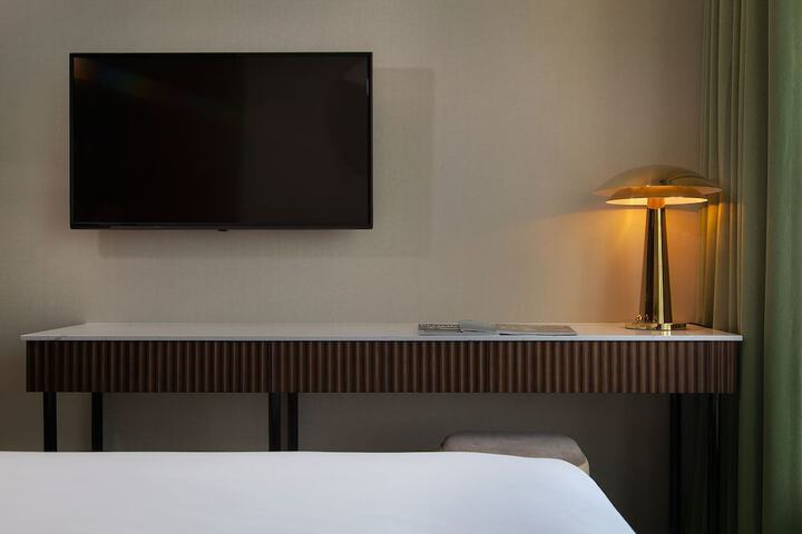 Room 10 of 32