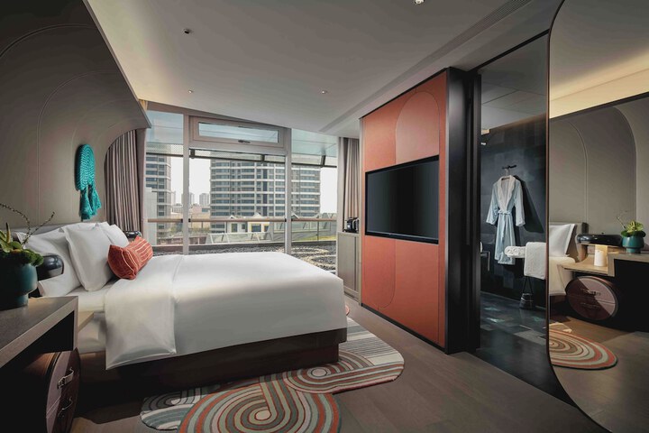 Room 16 of 93