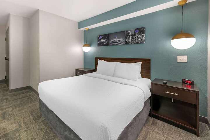 1 Queen Bed (15 of 16)
