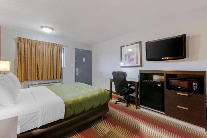1 Queen Bed (3 of 24)