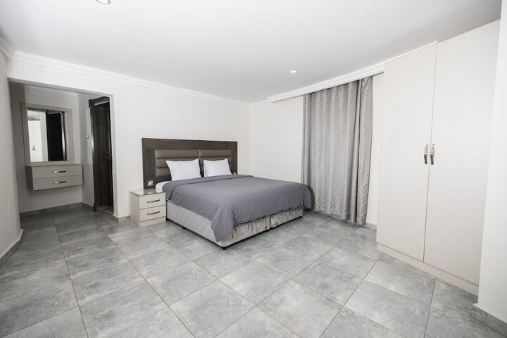 Room 5 of 8