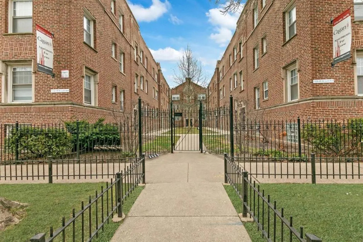 Exterior of King Bed Full Kitchen, Rogers Park 5mins Loyola