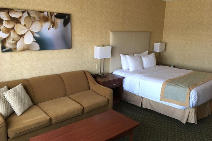 1 Queen Bed (12 of 32)