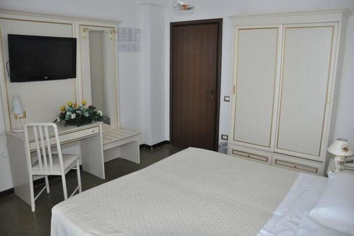 Room 6 of 44