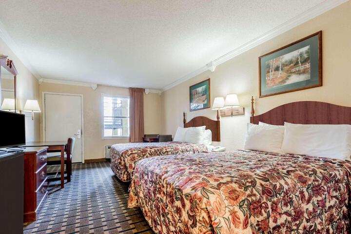 2 Double Beds (5 of 10)