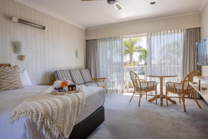 Room 4 of 30