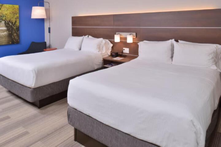 2 Queen Beds (6 of 8)