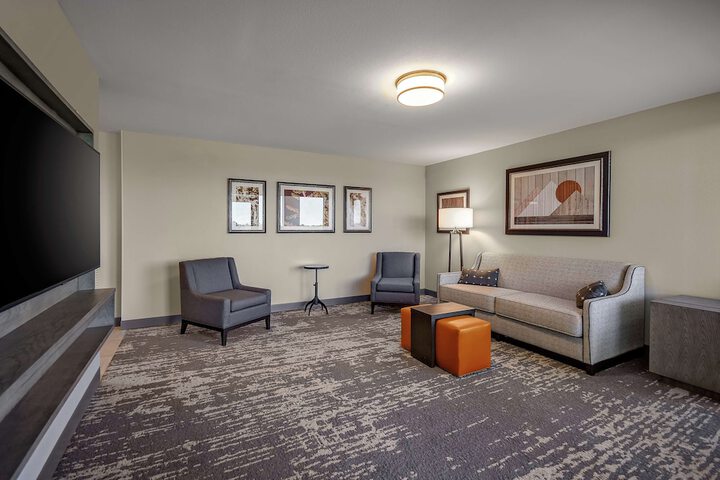 1 King Bed Studio Hearing Accessible (1 of 21)