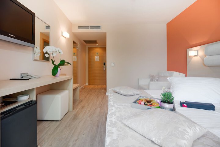 Room 44 of 196