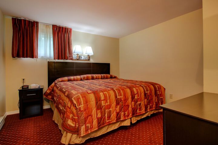 1 King Bed (25 of 25)