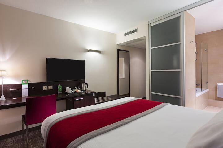 Room 10 of 33