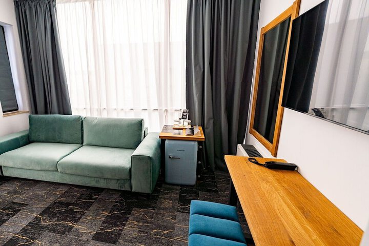 Room 9 of 77