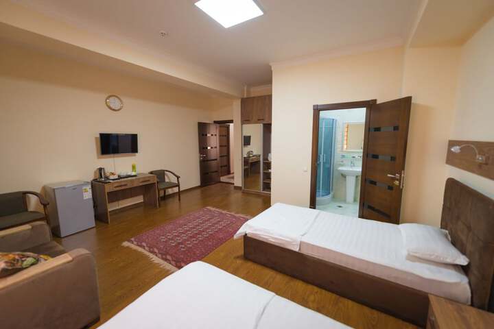 Room 12 of 33