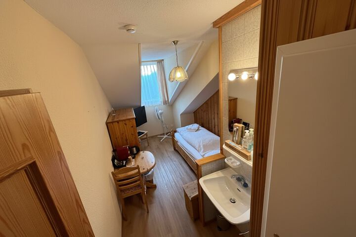 Room 17 of 163