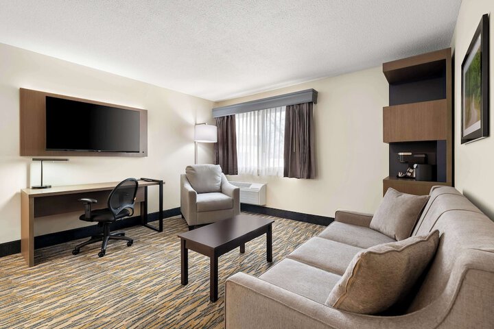 1 King Accessible Bathtub First Floor Microwave, Refrigerator WiFi Continental Breakfast (18 of 23)