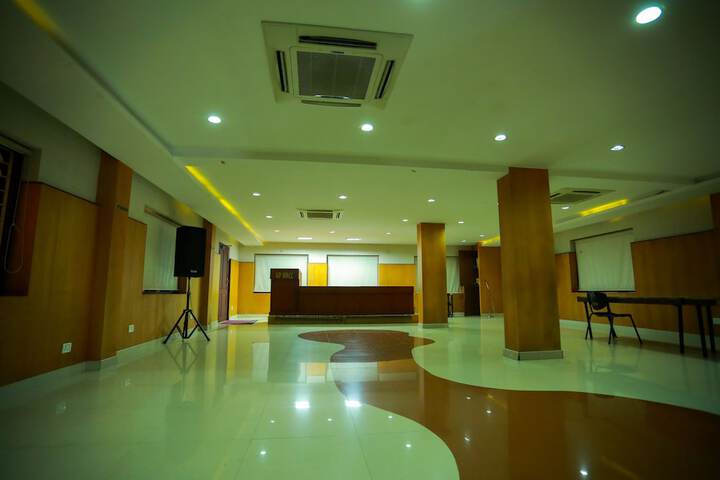 Ballroom/Hall 24 of 32