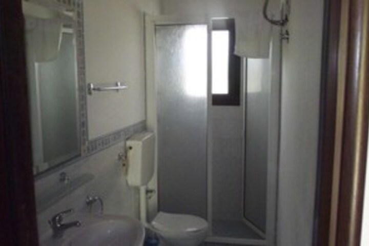 Room 2 of 38