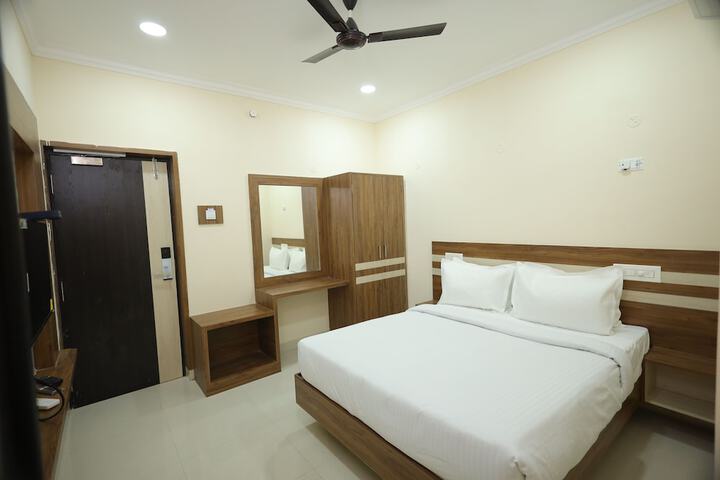 Room 6 of 25